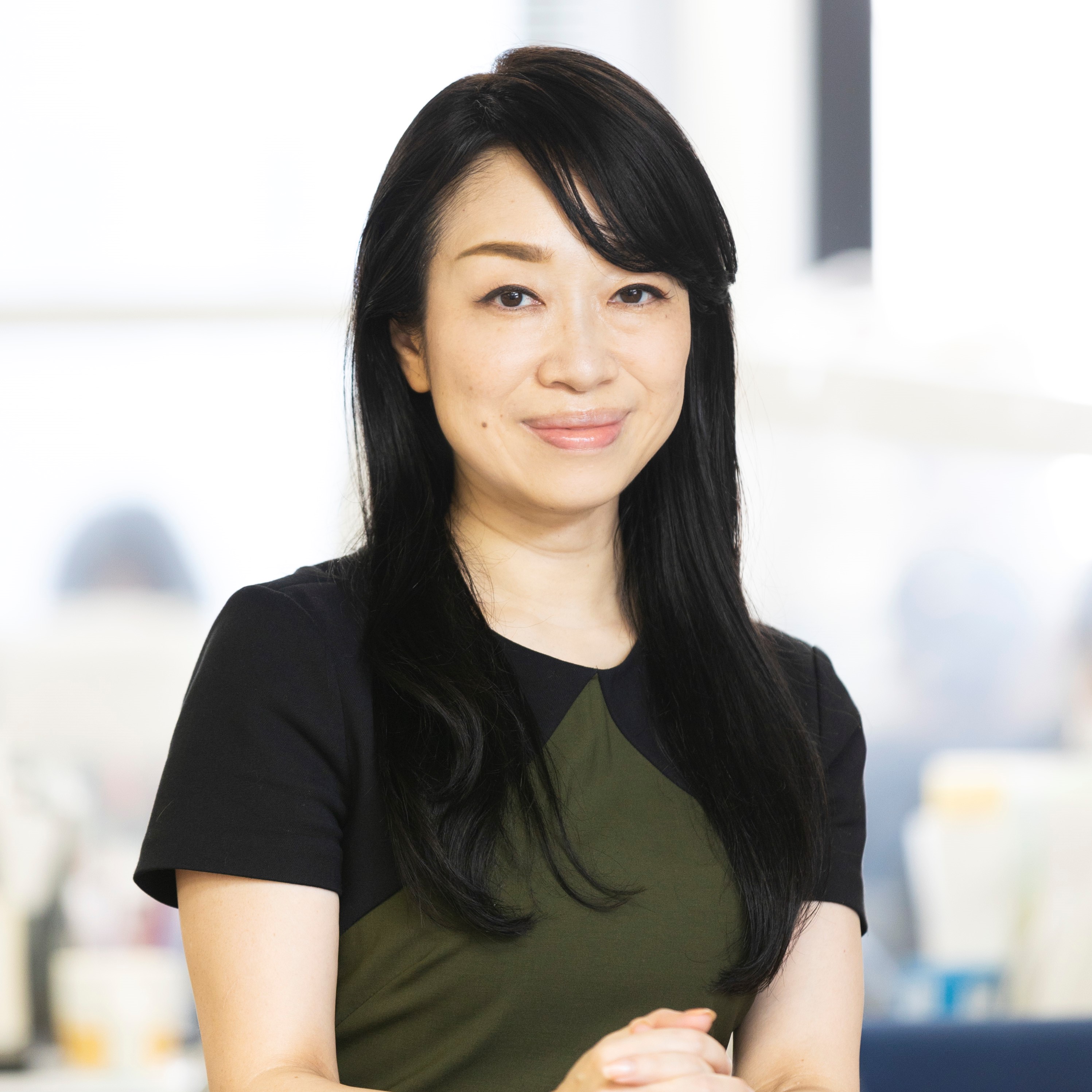 <strong>代表取締役社長兼CEO</strong><br><strong>伊藤 綾</strong>” class=”wp-block-profile__img”></div><div class=
